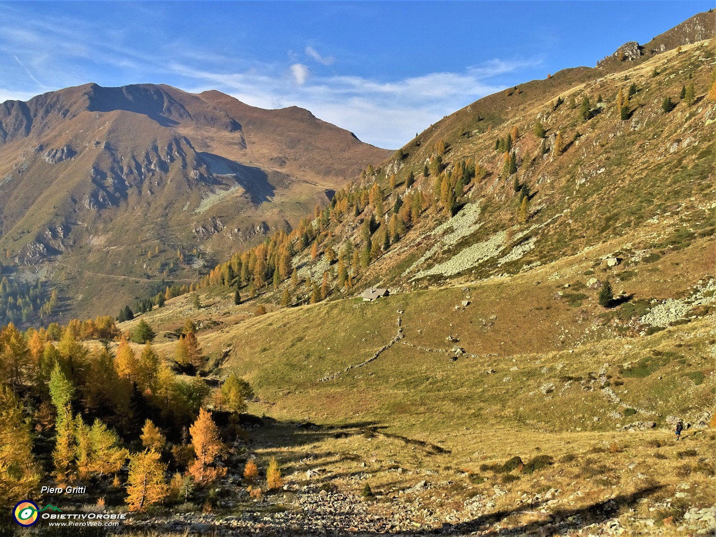 68 Scendendo per traccia i pratoni verso Baita del Buco.JPG